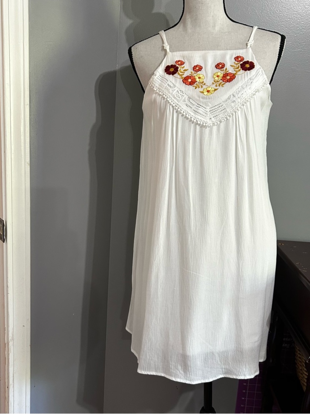 Jun and Ivy By Francesca Sz XS Floral Embroidery Rayon Ivory Sundress Lined NWT